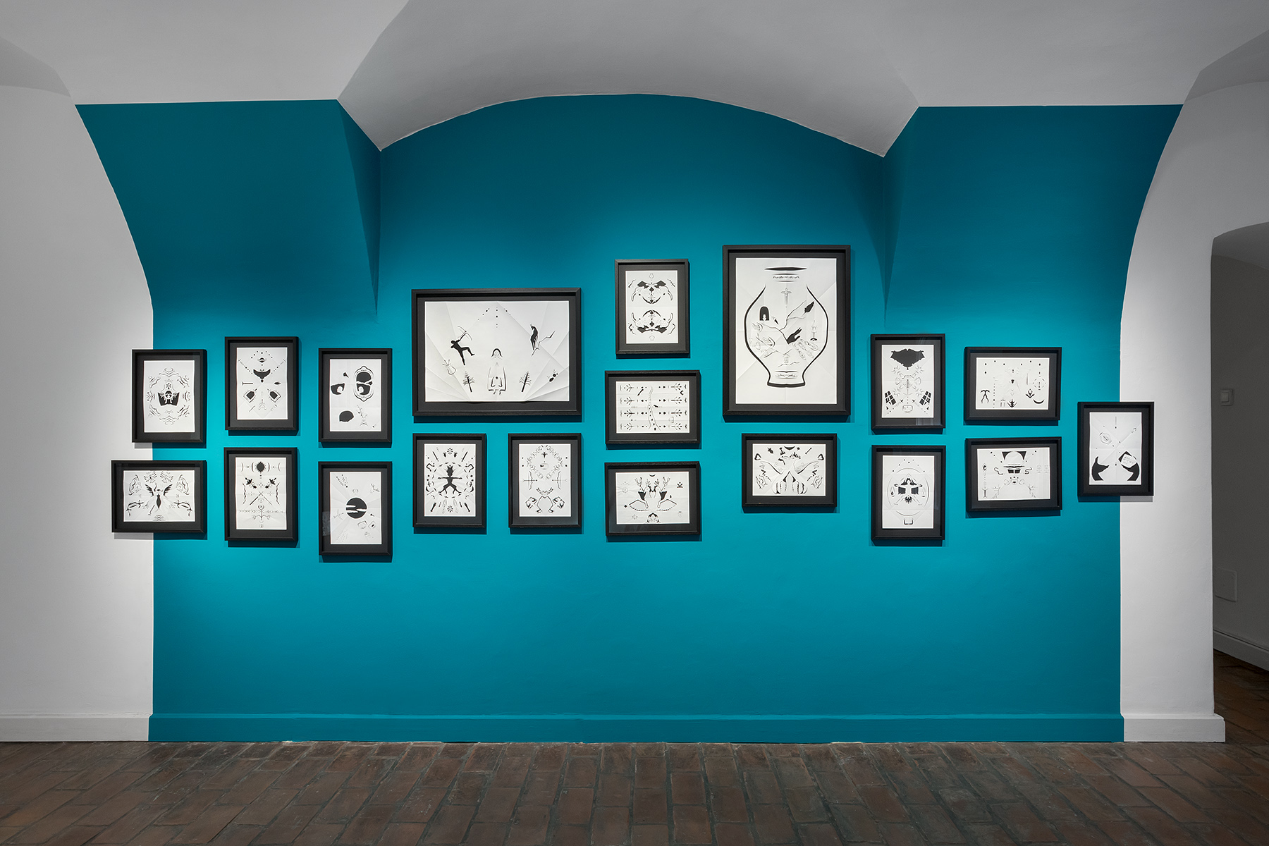 EKO9_Miutan_idegenek_lettunk_kiallitas_enterior_foto_Juhasz G. Tamas