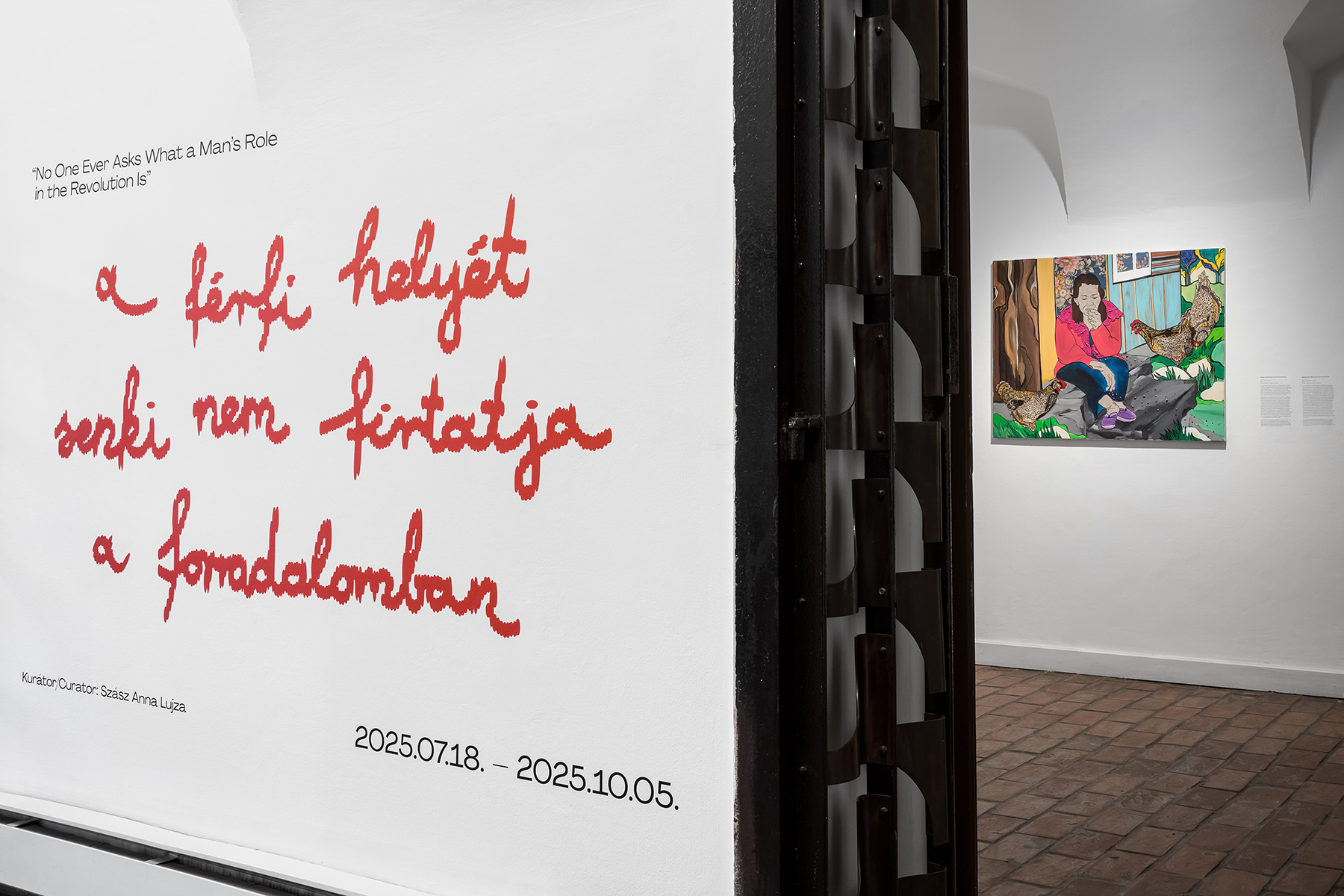 A_Ferfi_Helyet_Senki_Nem_Firtatja_A_Forradalomban_Budapest_Galeria (1) A_Ferfi_Helyet_Senki_Nem_Firtatja_A_Forradalomban_Budapest_Galeria_enteriőr