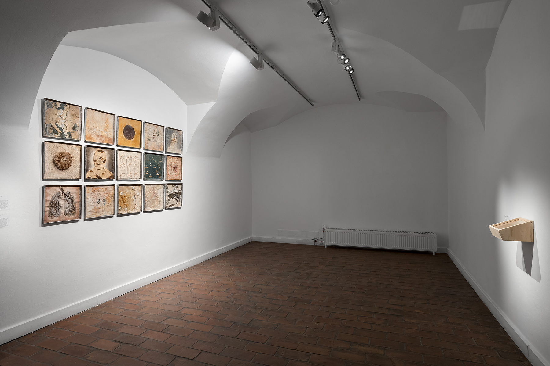 A_Ferfi_Helyet_Senki_Nem_Firtatja_A_Forradalomban_Budapest_Galeria (11) A_Ferfi_Helyet_Senki_Nem_Firtatja_A_Forradalomban_Budapest_Galeria_enteriőr
