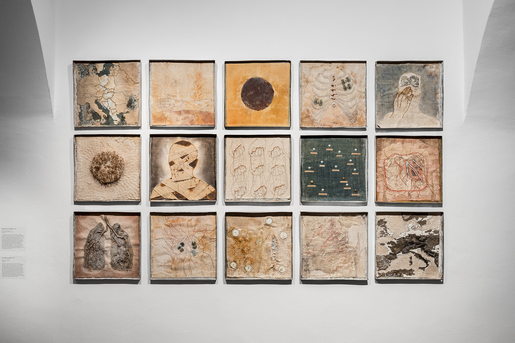 A_Ferfi_Helyet_Senki_Nem_Firtatja_A_Forradalomban_Budapest_Galeria (12) A_Ferfi_Helyet_Senki_Nem_Firtatja_A_Forradalomban_Budapest_Galeria_enteriőr