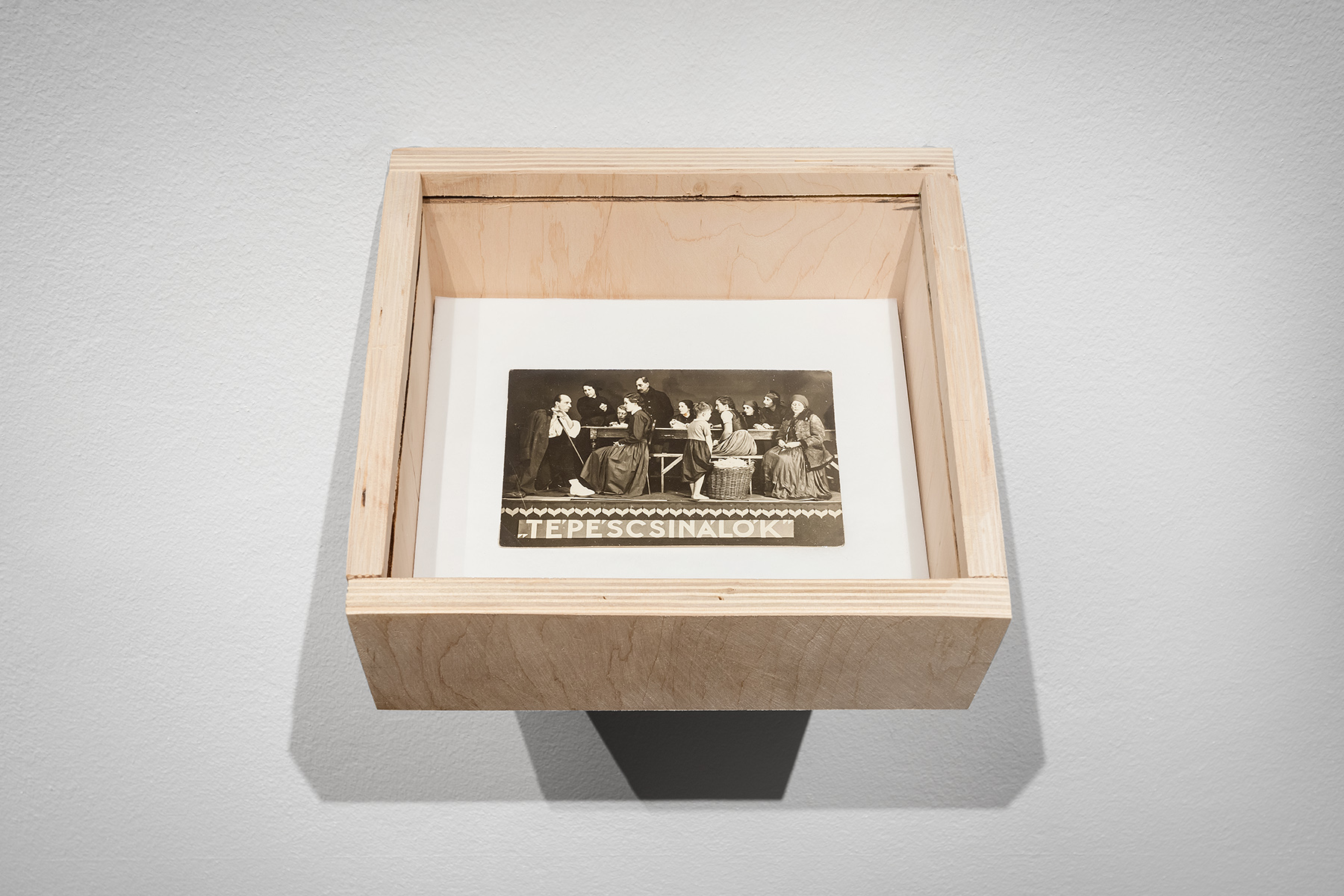 A_Ferfi_Helyet_Senki_Nem_Firtatja_A_Forradalomban_Budapest_Galeria (13) A_Ferfi_Helyet_Senki_Nem_Firtatja_A_Forradalomban_Budapest_Galeria_enteriőr
