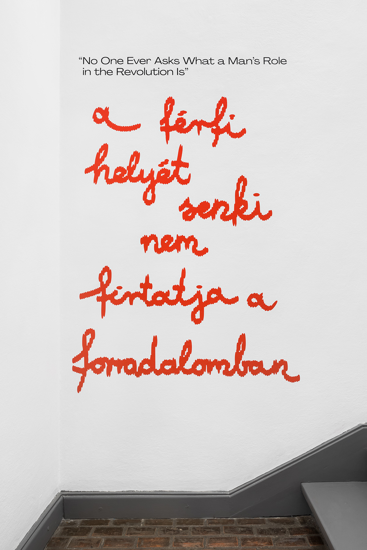 A_Ferfi_Helyet_Senki_Nem_Firtatja_A_Forradalomban_Budapest_Galeria_enteriőr