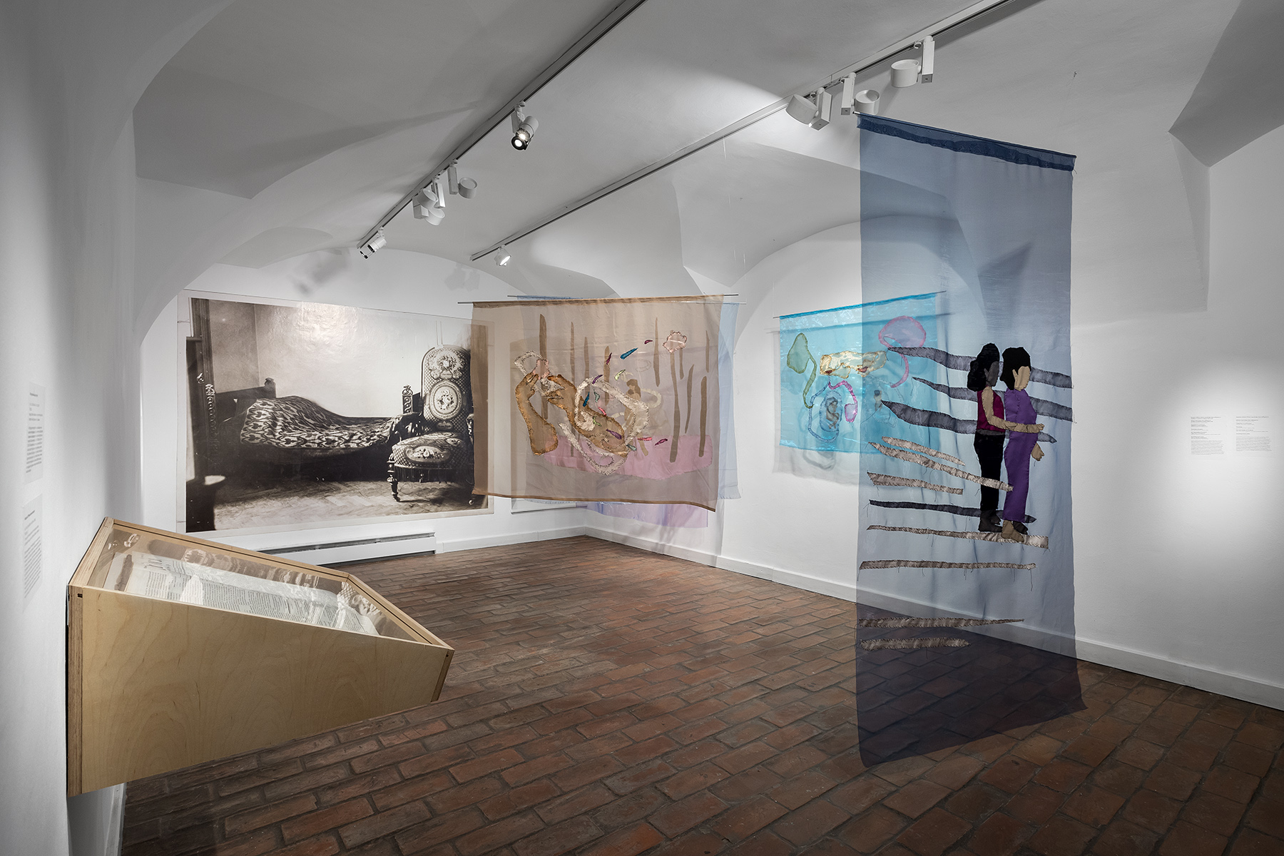 A_Ferfi_Helyet_Senki_Nem_Firtatja_A_Forradalomban_Budapest_Galeria (8) A_Ferfi_Helyet_Senki_Nem_Firtatja_A_Forradalomban_Budapest_Galeria_enteriőr